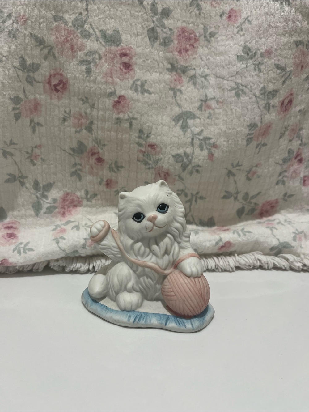Kitty with yarn